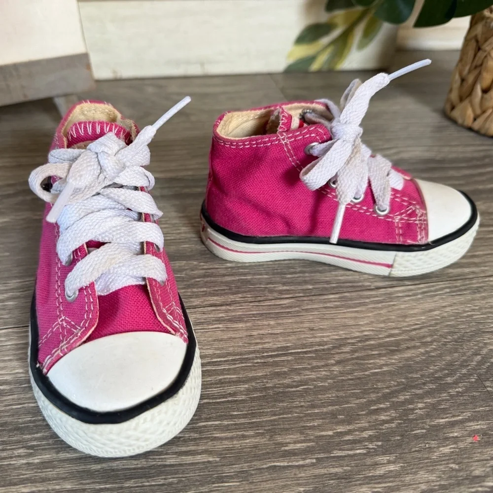 Levis bright pink